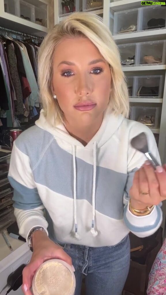 Savannah Chrisley Instagram - Well…here we have a little @sassybysavannah tutorial on @juliechrisley 😍🎉 using the new essential eye and face palette!