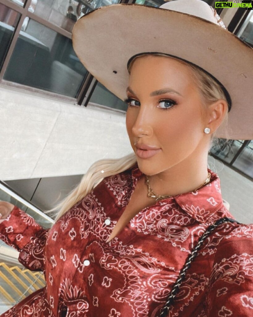 Savannah Chrisley Instagram - If looks could kill…I’d stare at some of y’all REALLLL hard 😉🤪❤ #yafeelme