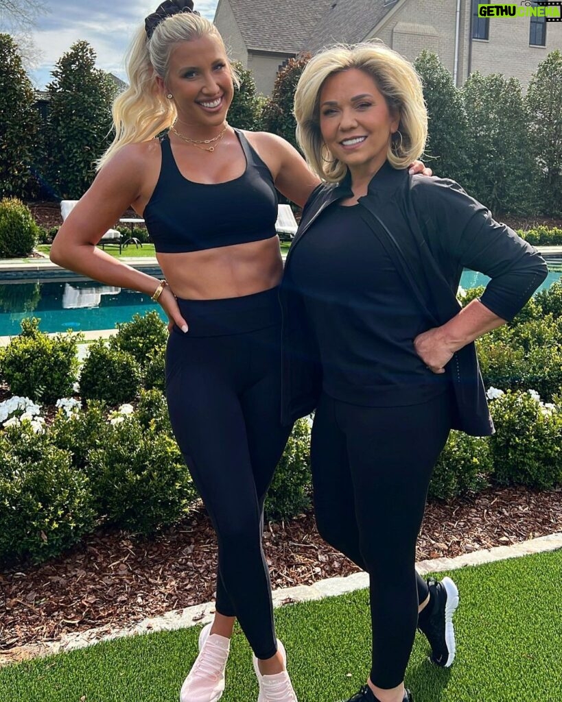 Savannah Chrisley Instagram - Can we talk about how AMAZING my mama looks 😍🥺 I LOVE YOU @juliechrisley #fitnessjourney