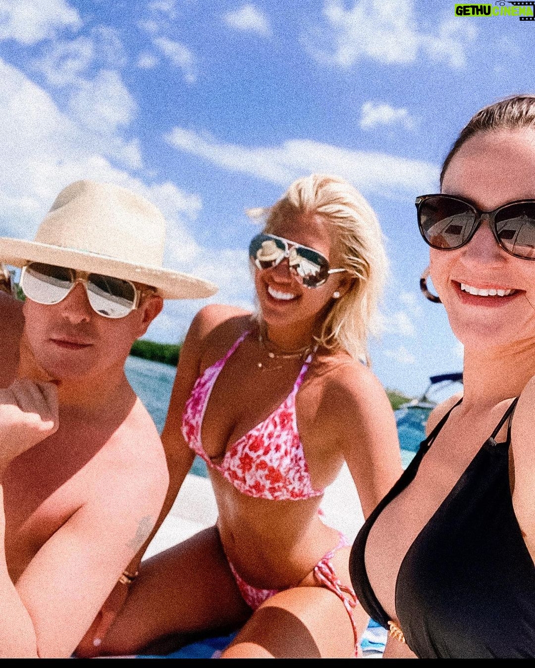 Savannah Chrisley Instagram - Islands 🌴 + Friends = Happy Savannah 😍 ••• Where is your favorite place to vacation? I wanna know!!