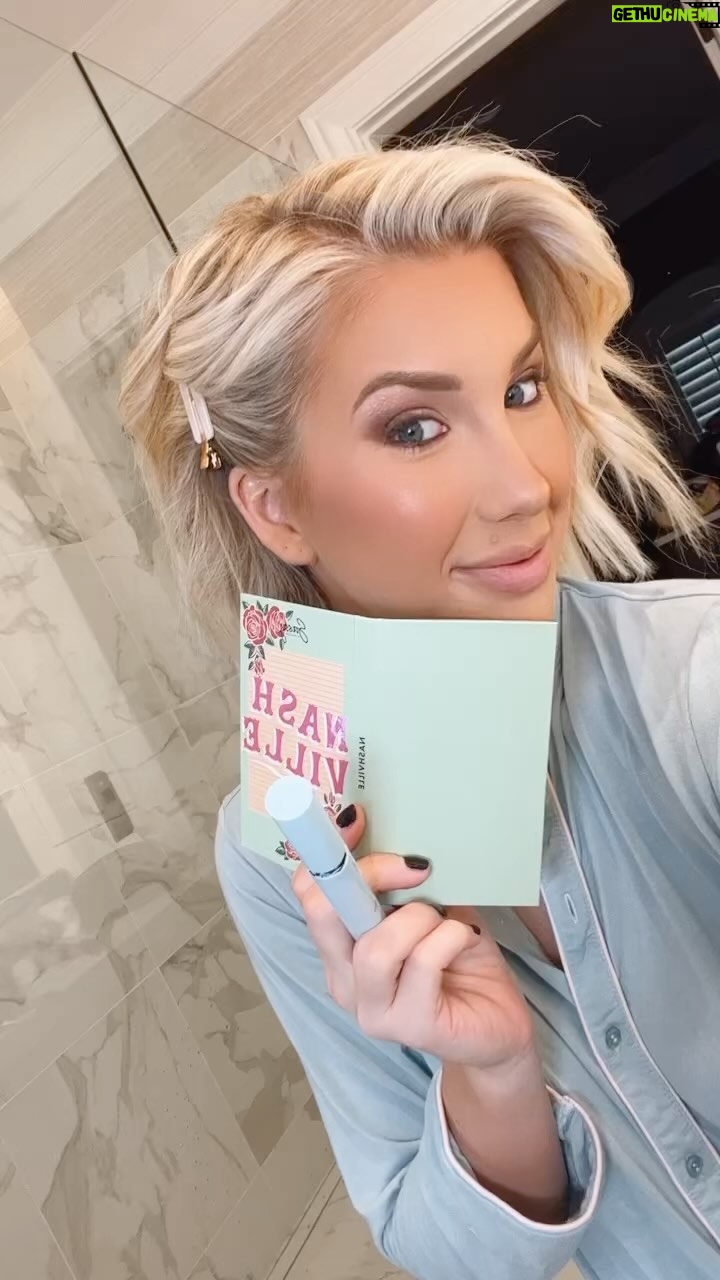 Savannah Chrisley Instagram - Happy Valentines Day Lovies! Ohhh…and if you’re like me…the only good thing about today is the massive amounts of candy that goes on sale! 🤣😛 forever @sassybysavannah