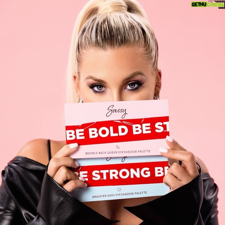 Savannah Chrisley Instagram - Y’all it’s here, Sassy’s biggest sale of the year! Shop the Black Friday sale with 25% off EVERYTHING on sassybysavannah.com! You don’t want to miss this! @sassybysavannah 🖤😍