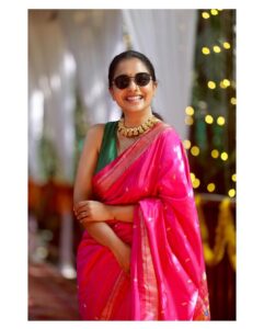Sayali Sanjeev Instagram - पैठणी + नथ + गॉगल्स = स्वॅग • • 📸 @saneshashank • • #shivanikishaadi महाराष्ट्र