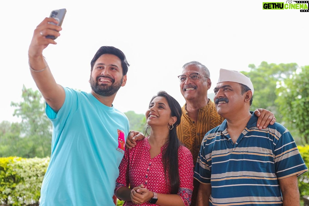 Sayali Sanjeev Instagram - Family of the year!ЁЯОЙ рдерд┐рдПрдЯрд░ рдордзреНрдпреЗ рд╕рдЧрд│реАрдХрдбреЗ рдЖрдкрд▓рд╛ рд╕рд┐рдиреЗрдорд╛ рдЭрдЧрд╛рдордЧрд╛ рдЧрд╛рдЬрддреЛрдп! рддреБрдореНрд╣реА tickets рдХрд╛рдврд▓реАрдд рдХрд╛? рдЖрдгрд┐ рдЬреНрдпрд╛рдВрдиреА already рдмрдШрд┐рддрд▓рд╛рдп рддреНрдпрд╛рдВрдирд╛ рдХрд╕рд╛ рд╡рд╛рдЯрд▓рд╛? рдЪрд▓рд╛ рд╣рд╕реВрдпрд╛, рдлрд┐рд░реВрдпрд╛, рдЬрдЧреБрдпрд╛! #oleaale #siddharthchandekar #sayalisanjeev #nanapatekar #makarandanaspure Pune, Maharashtra