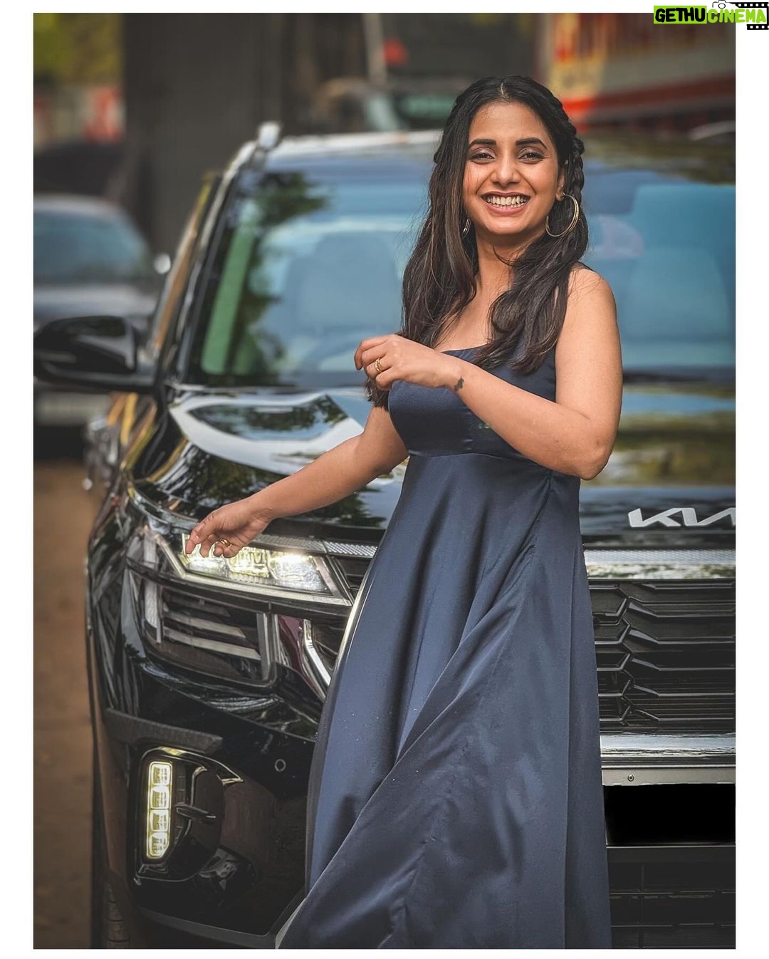 Sayali Sanjeev Instagram - 👸 • • Styled by @trushala_nayak Outfit by @soniyasaanchi @labelsoniyasaanchi • 📸 @sidchandekar • • #promotion #oleaale #marathifilm #oleaaleon5jan #nanapatekar #siddharthchandekar #sayalisanjeev