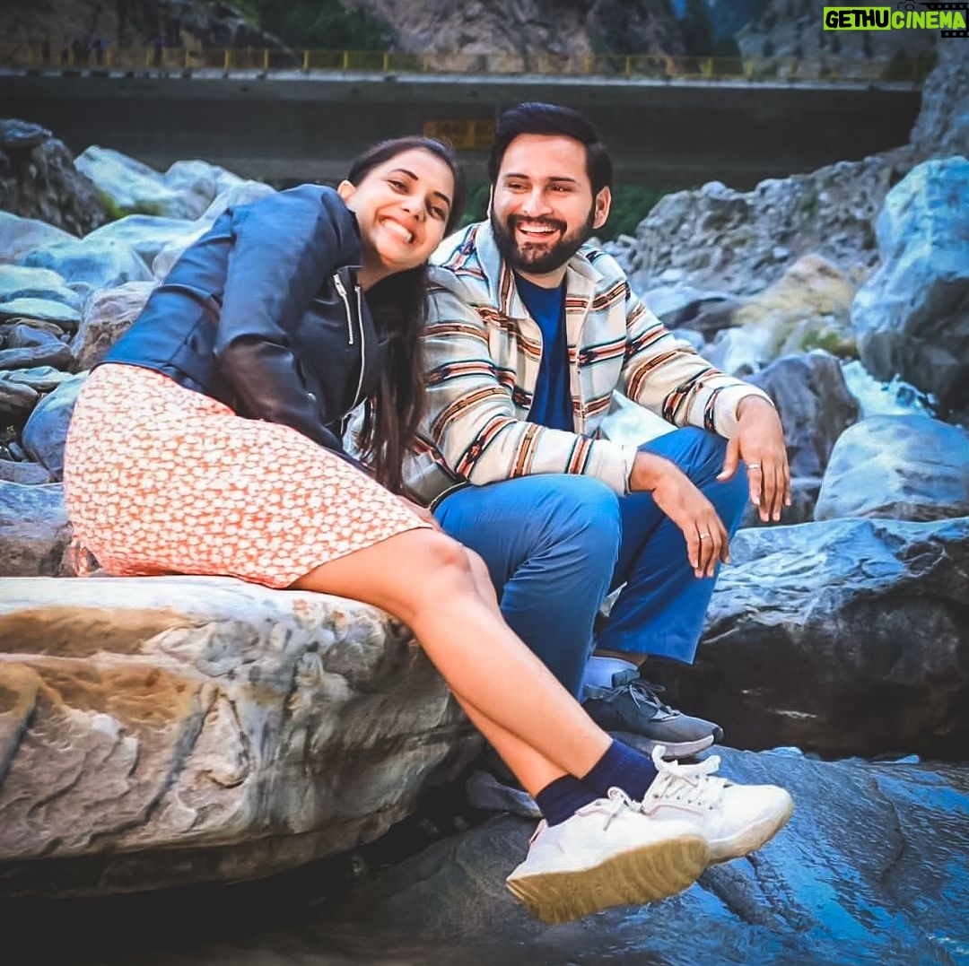 Sayali Sanjeev Instagram - किती? वाऱ्यावरी भिरभिरू?🦋 . कसं वाटलं गाणं? #phulpakharu #oleaaleon5jan Uttarakhand