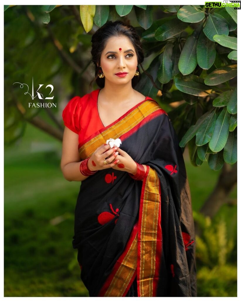 Sayali Sanjeev Instagram - 🌹 • • ॥ Astitva अस्तित्व ॥ Self-identity. Black Khann paithani border saree with hand crafted motif is an amalgamation of two different Inspiration… here is a royal look paithani border Khann saree which you can also select for your Makarsankrati Festival and different Occasions. Outfit by @k2fashioncloset Shoot Style and Managed by @ketaki_ashish @stylebyk2 MUA @nikita_kumavat_makeovers Hair by @madhuri_hairstylist Photoshoot by @sevenvowstories ‼️ This Top, Design and All Images are Subjected to Copyrighted and taken by team K2 ©️ ‼️P.S : Do not use this Image on social media and Design without our Permission.. it may lead to legal action… Stay tuned & stay safe . . ________________________________ Follow us: @k2fashioncloset Follow us: @k2fashioncloset Follow us: @k2fashioncloset —————————————— . . . #k2fashioncloset #newcollection #sayalisanjeev #festivecollection #khunpaithani #khun #handcrafted #design #authentic #khunsaree #goldenborder #reelsinstagram #making #viralreels #visit #shop #tradition #sareeindia