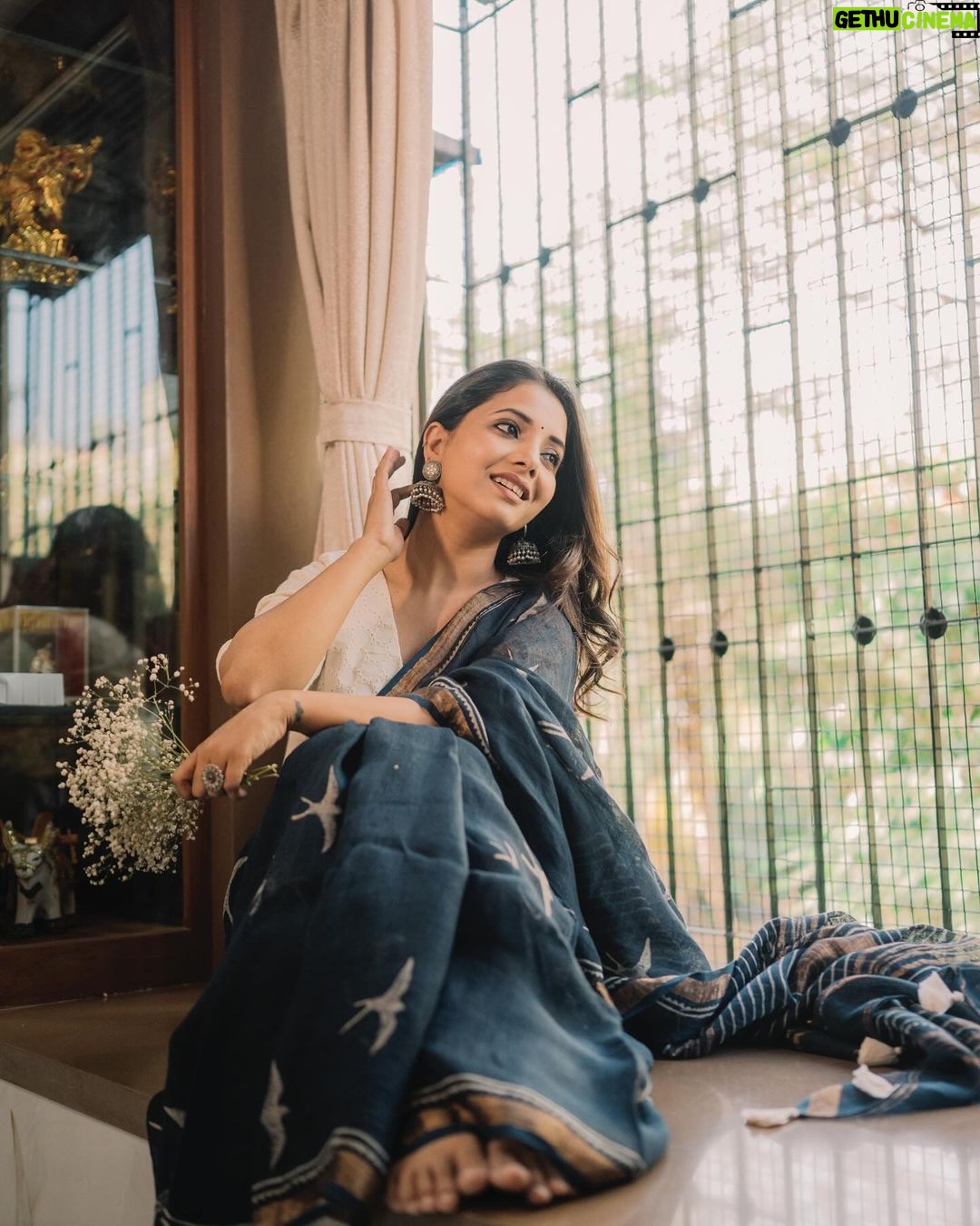Sayali Sanjeev Instagram - Happiness is … wearing beautiful Saree • • • Saree by @chidiyaaonline 📸 @deepali_td_official • • • #saree #sareelove #love #trend #trending