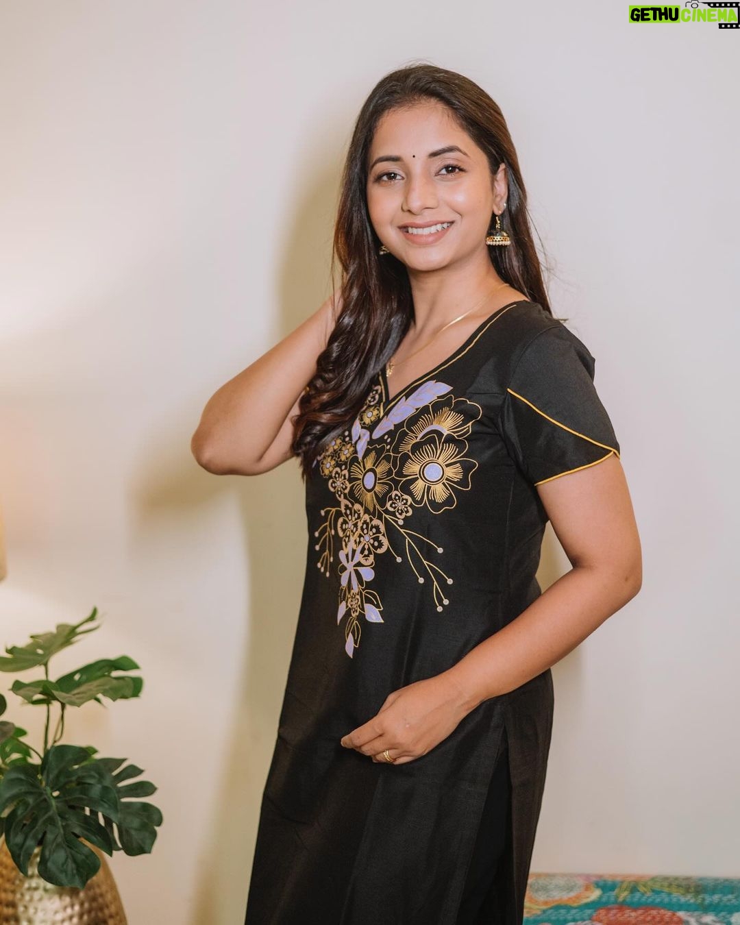 Sayali Sanjeev Instagram - All black 🖤 • New collection by @aabandharts • 📸 @deepali_td_official • • #black #blacklove #newcollection #aabandharts #trending