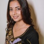 Sayali Sanjeev Instagram – All black 🖤
•
New collection by @aabandharts 
•
📸 @deepali_td_official 
•
•
#black #blacklove #newcollection #aabandharts #trending