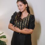 Sayali Sanjeev Instagram – All black 🖤
•
New collection by @aabandharts 
•
📸 @deepali_td_official 
•
•
#black #blacklove #newcollection #aabandharts #trending