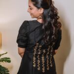 Sayali Sanjeev Instagram – All black 🖤
•
New collection by @aabandharts 
•
📸 @deepali_td_official 
•
•
#black #blacklove #newcollection #aabandharts #trending