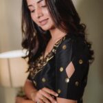 Sayali Sanjeev Instagram – All black 🖤
•
New collection by @aabandharts 
•
📸 @deepali_td_official 
•
•
#black #blacklove #newcollection #aabandharts #trending