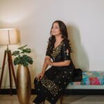 Sayali Sanjeev Instagram – All black 🖤
•
New collection by @aabandharts 
•
📸 @deepali_td_official 
•
•
#black #blacklove #newcollection #aabandharts #trending