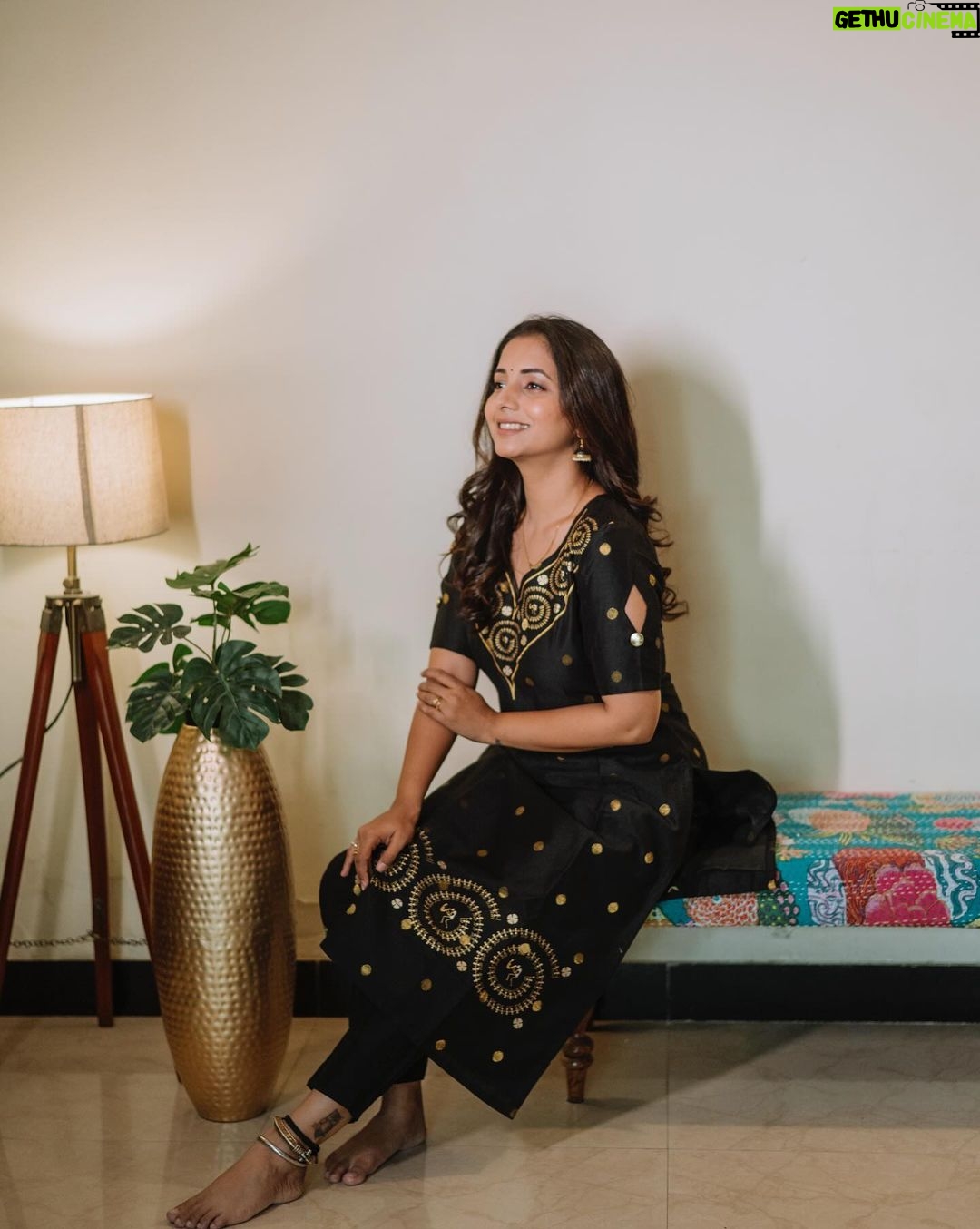 Sayali Sanjeev Instagram - All black 🖤 • New collection by @aabandharts • 📸 @deepali_td_official • • #black #blacklove #newcollection #aabandharts #trending