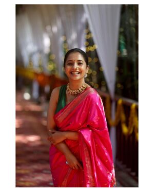 Sayali Sanjeev Instagram - पैठणी + नथ + गॉगल्स = स्वॅग 
•
•
📸 @saneshashank 
•
•
#shivanikishaadi
