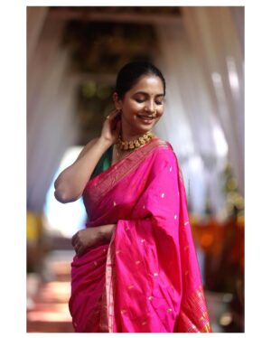 Sayali Sanjeev Instagram - पैठणी + नथ + गॉगल्स = स्वॅग 
•
•
📸 @saneshashank 
•
•
#shivanikishaadi