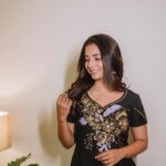 Sayali Sanjeev Instagram – All black 🖤
•
New collection by @aabandharts 
•
📸 @deepali_td_official 
•
•
#black #blacklove #newcollection #aabandharts #trending