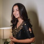 Sayali Sanjeev Instagram – All black 🖤
•
New collection by @aabandharts 
•
📸 @deepali_td_official 
•
•
#black #blacklove #newcollection #aabandharts #trending