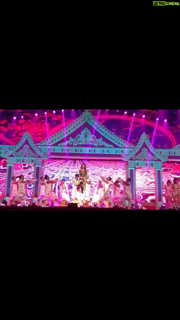 Sayantika Banerjee Instagram - Throwback to one of my Favourite Performances on my Favourite MD song…. Choreographed by my Favourite @babbachi 💃💃💃 #withlovesayantika #madhuridixit #stage #dancer #favourite #sayantikabanerjee #sayantikabanerjeeofficial