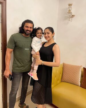 Sayyeshaa Saigal Instagram - Dinner time with my loves! ❤️🧿
@arianajofficial @aryaoffl @shhaheen 

#mybaby#husband#love#family#makingmemories#dinner#outing#instadaily#instagram