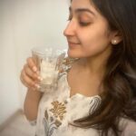 Sayyeshaa Saigal Instagram - Nothing like coconut water on a hot day! ❤️ #yummy#summer#instadaily#home#keepingitreal