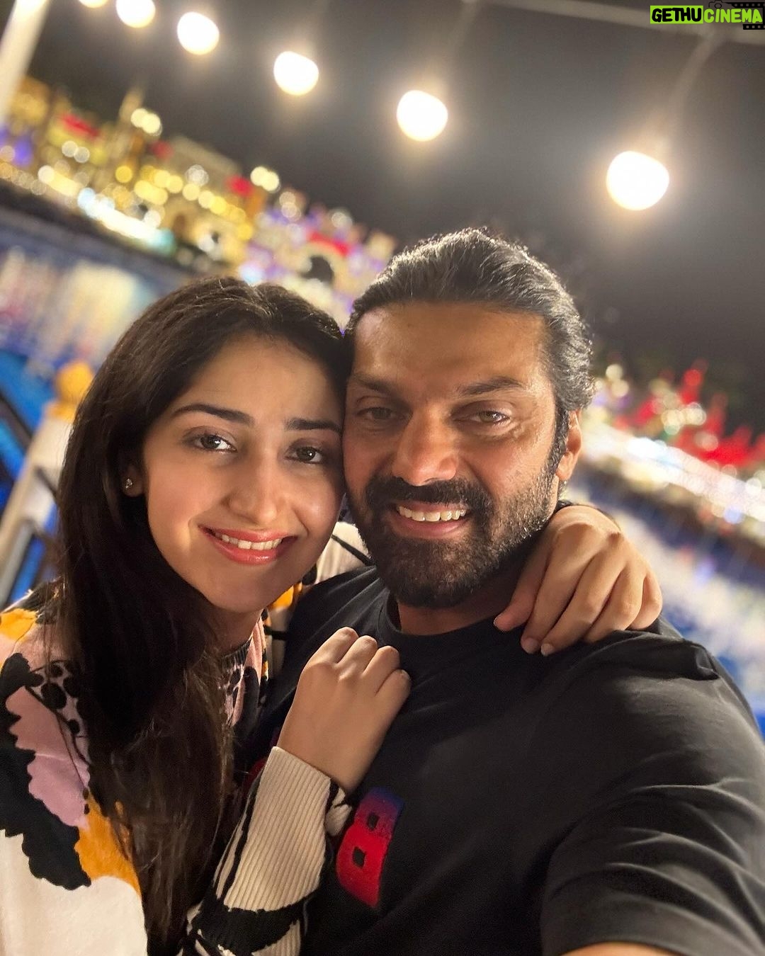 Sayyeshaa Saigal Instagram - The week that went by! #photodump @aryaoffl @shhaheen @arianajofficial @reazbeg @mykitchenchronicless #dubai#funtimes#holiday#food#travel#traveldiaries#makingmemories#family#love#instagram#instadaily