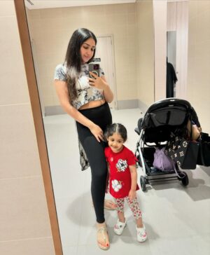Sayyeshaa Saigal Instagram - But first…pose!! She gets it from her mama! My baby girl @arianajofficial ❤️❤️

#dubai#holiday#baby#love#mybaby#makingmemeories#travel#traveldiaries#selfie#pose#instadaily#instagram