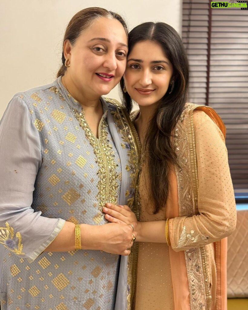 Sayyeshaa Saigal Instagram - Wedding outing with my beautiful mommy! I love you the mostest ❤️❤️❤️❤️ @shhaheen #wedding#mom#best#love#family#desigirl#instadaily#instagood