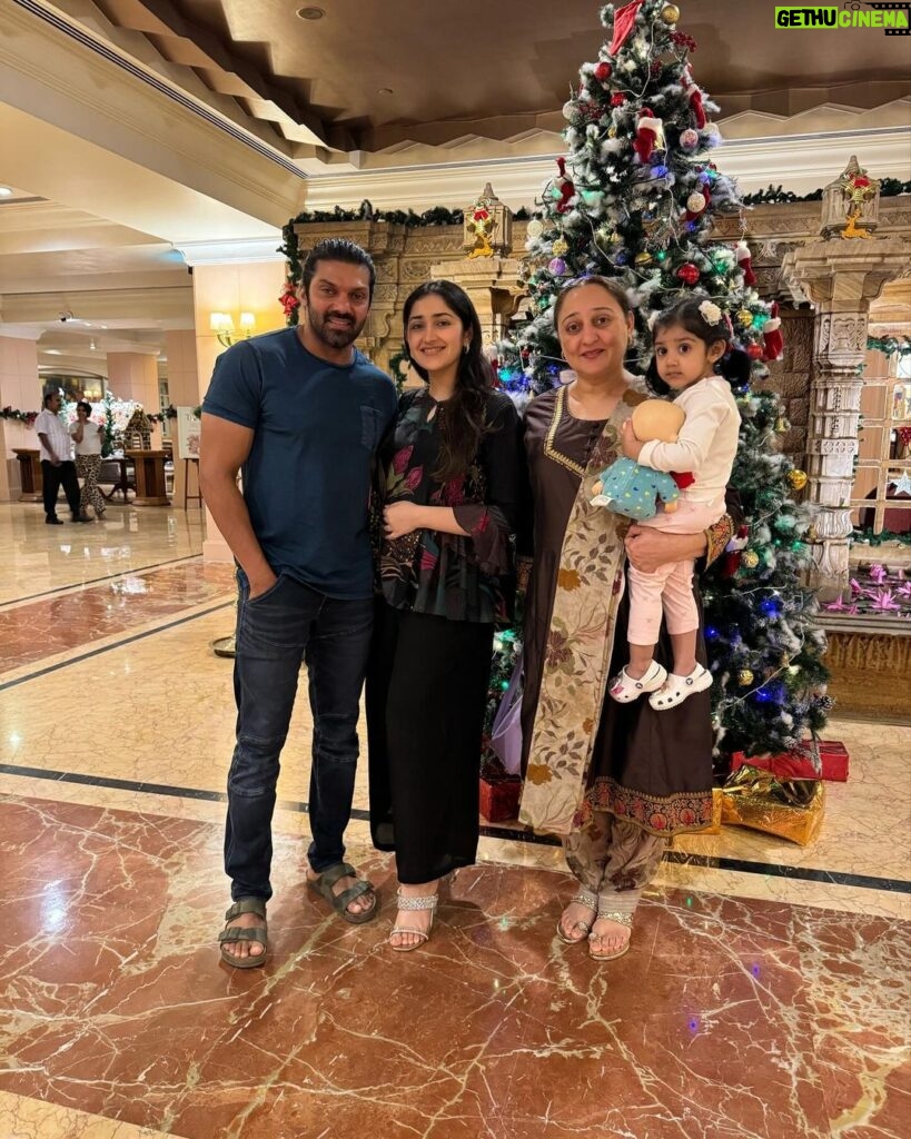 Sayyeshaa Saigal Instagram - Merry Christmas to you all from us! Sending you lots of love! ❤️🤗 @aryaoffl @shhaheen @arianajofficial #merrychristmas#festive#season#december#family#love#celebration#instadaily#instagram#2023#christmas