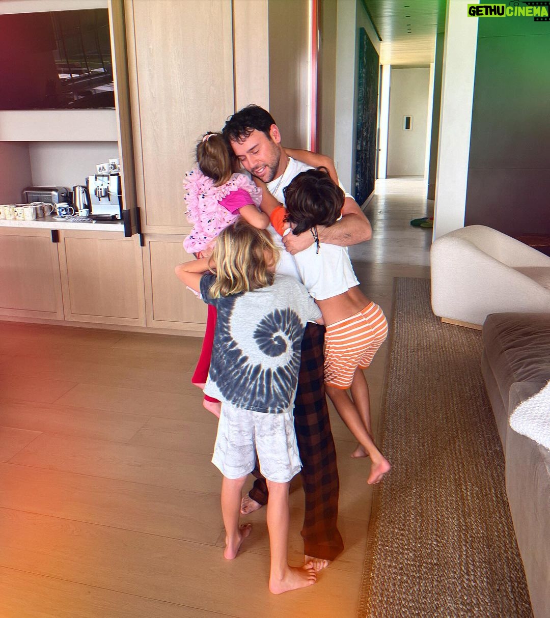 Scooter Braun Instagram - Right where I’m supposed to be ❤️❤️❤️ thank you to Claudia for somehow always catching these moments since the kids were born 📸. Happy holidays everyone