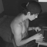 Sebastián Villalobos Instagram – No sé si todos sepan, pero hace algunos años.. estuve apunto de abandonar absolutamente todo lo que tenía que ver con redes sociales. No tenía nada de dinero, tenía 17 años (lo cual hacía que conseguir trabajo fuese más difícil), no tenía herramientas ni para grabar, ni para editar, etc. Habría sido un error garrafal, pero de no ser por 2 amigos que me regalaron el computador que ven en la primera fotografía con la condición de que no podía dejar de hacer videos, realmente no sé qué habría sido de mí.  Siempre he creído que al que es mejor en algo, no lo hace las herramientas que utiliza, sino el provecho que le saca a ellas. Pero hay que reconocer que facilita muchísimo tener las herramientas que más conectan contigo y te ayudan a sacar lo mejor de ti. En mi caso, uso Mac 🖥️ 💻 para crear mi contenido desde que tengo memoria, y hoy que se cumplen 40 años desde que la primera Mac salió a la venta, me llena de nostalgia recordar todos estos momentos, en los que mi Mac o mi MacBook, han sido testigos y cómplices de mi crecimiento. Gracias @sebastianarango y @hectortrejo por creer en mí y no dejarme abandonar la mejor decisión que he tomado en toda mi vida. Crear. 

#mac40