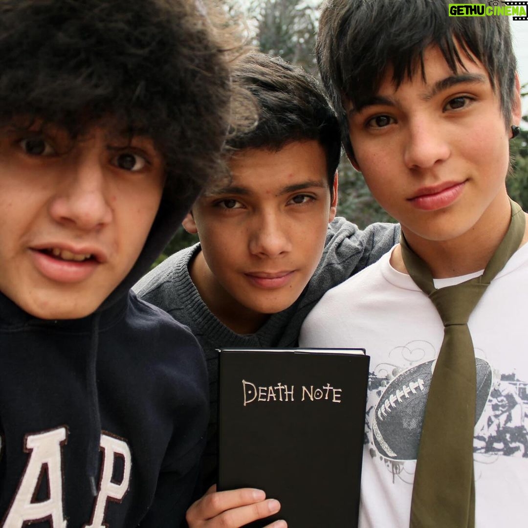 Sebastián Villalobos Instagram - Este post se lo quiero dedicar a las diferentes etapas de mí mismo que crecieron junto con ustedes, SÓLO PORQUE HOY VOLVEMOS A YOUTUBE. Después de años en batalla silenciosa conmigo mismo, donde la depresión, la ansiedad y el miedo, acabaron con mi motivación, mi autoestima y más ganas de seguir adelante, HOY QUIERO DECIR: MUCHÍSIMAS GRACIAS. Sé que la última vez que me vieron hablar de mi ida de YouTube, les dije que la música era la razón principal de por qué dejaba de hacer mis videos, y la verdad es que no, yo mismo estaba engañado pensando que así era.. yo mismo discutí con Sebastián Villalobos y todo lo que representaba. En un vídeo, pronto les contaré qué estaba pasando por mi cabeza y qué está pasando ahora, mientras tanto.. SI ESTÁS LEYENDO ESTO Y ME SIGUES DESDE MIS VIDEOS DE YOUTUBE, GRACIAS POR SEGUIR AQUÍ, HOY ESTAMOS DE VUELTA ❤️ EL VÍDEO QUE SE SUBE HOY (A LAS 7PM HORA COL) ES UN ABRAZO PARA ESE NIÑO INTERIOR QUE CRECIÓ VIÉNDOME EN YOUTUBE, PERO ADEMÁS… ES APENAS EL PRINCIPIO DE ESTA HISTORIA QUE RETOMAMOS A ESCRIBIR Y QUE LLEGA PARA QUE NOS VOLVAMOS A RECONOCER. NOS VEMOS EN YOUTUBE Y NO OLVIDEN HACER SU TAREA ✨