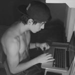 Sebastián Villalobos Instagram – Este post se lo quiero dedicar a las diferentes etapas de mí mismo que crecieron junto con ustedes, SÓLO PORQUE HOY VOLVEMOS A YOUTUBE. Después de años en batalla silenciosa conmigo mismo, donde la depresión, la ansiedad y el miedo, acabaron con mi motivación, mi autoestima y más ganas de seguir adelante, HOY QUIERO DECIR: MUCHÍSIMAS GRACIAS. Sé que la última vez que me vieron hablar de mi ida de YouTube, les dije que la música era la razón principal de por qué dejaba de hacer mis videos, y la verdad es que no, yo mismo estaba engañado pensando que así era.. yo mismo discutí con Sebastián Villalobos y todo lo que representaba. En un vídeo, pronto les contaré qué estaba pasando por mi cabeza y qué está pasando ahora, mientras tanto.. SI ESTÁS LEYENDO ESTO Y ME SIGUES DESDE MIS VIDEOS DE YOUTUBE, GRACIAS POR SEGUIR AQUÍ, HOY ESTAMOS DE VUELTA ❤️ EL VÍDEO QUE SE SUBE HOY (A LAS 7PM HORA COL) ES UN ABRAZO PARA ESE NIÑO INTERIOR QUE CRECIÓ VIÉNDOME EN YOUTUBE, PERO ADEMÁS… ES APENAS EL PRINCIPIO DE ESTA HISTORIA QUE RETOMAMOS A ESCRIBIR Y QUE LLEGA PARA QUE NOS VOLVAMOS A RECONOCER. NOS VEMOS EN YOUTUBE Y NO OLVIDEN HACER SU TAREA ✨
