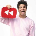 Sebastián Villalobos Instagram – Este post se lo quiero dedicar a las diferentes etapas de mí mismo que crecieron junto con ustedes, SÓLO PORQUE HOY VOLVEMOS A YOUTUBE. Después de años en batalla silenciosa conmigo mismo, donde la depresión, la ansiedad y el miedo, acabaron con mi motivación, mi autoestima y más ganas de seguir adelante, HOY QUIERO DECIR: MUCHÍSIMAS GRACIAS. Sé que la última vez que me vieron hablar de mi ida de YouTube, les dije que la música era la razón principal de por qué dejaba de hacer mis videos, y la verdad es que no, yo mismo estaba engañado pensando que así era.. yo mismo discutí con Sebastián Villalobos y todo lo que representaba. En un vídeo, pronto les contaré qué estaba pasando por mi cabeza y qué está pasando ahora, mientras tanto.. SI ESTÁS LEYENDO ESTO Y ME SIGUES DESDE MIS VIDEOS DE YOUTUBE, GRACIAS POR SEGUIR AQUÍ, HOY ESTAMOS DE VUELTA ❤️ EL VÍDEO QUE SE SUBE HOY (A LAS 7PM HORA COL) ES UN ABRAZO PARA ESE NIÑO INTERIOR QUE CRECIÓ VIÉNDOME EN YOUTUBE, PERO ADEMÁS… ES APENAS EL PRINCIPIO DE ESTA HISTORIA QUE RETOMAMOS A ESCRIBIR Y QUE LLEGA PARA QUE NOS VOLVAMOS A RECONOCER. NOS VEMOS EN YOUTUBE Y NO OLVIDEN HACER SU TAREA ✨