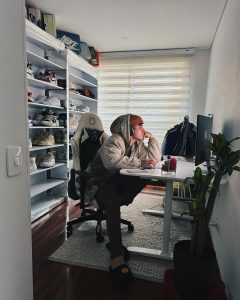 Sebastián Villalobos Instagram - mis primeros días del año ✌🏼 1. quemado hasta la chimba 2. subí por primera vez la piedra del Peñol y obvio me tenía que tomar la foto con la vista (me regañaron por subirme ahí a tomármela) 3. a 200m en un jet ski 4. desayunito de campeones 5. en el jacuzzi de @bosko_guatape 🌳 pero trabajando porque este 2024 no da break 6. desperté con unos intrusos en mi cama 7. linda vista 8. el cafecito a la cama 9. antes de subir la piedra bien aestethic 10. justo ahora editando mi primer video de YouTube del 2024 (jiji, sí, volvemos)