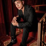Sebastián Villalobos Instagram – Es que te quiero hasta cuando no te quiero 🌹 
#GENUINO

Productora: Gen24Flims; Guion: Iván García; Dirección: Álvaro Moriano; Dirección de fotografía: Ana de la Higuera; Dirección de vestuario y caracterización: Natalia Muñoz. Madrid, Spain