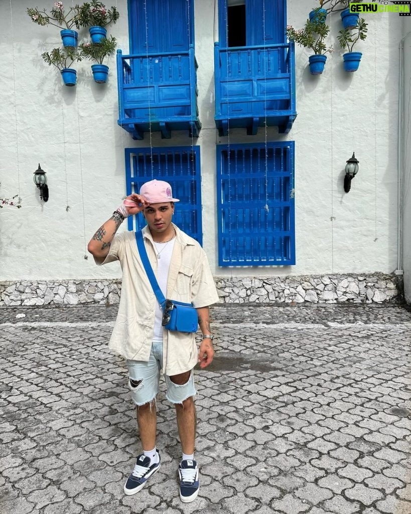 Sebastián Villalobos Instagram - No es Santorini, es COLOMBIA 🇨🇴 El Santorini Colombiano en Doradal