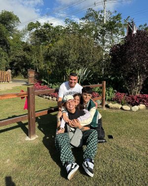 Sebastián Villalobos Instagram - En épocas como estas, quiero aprovechar para hablar de lo difícil que a veces es perdonar, pero lo mucho que vale la pena hacerlo. Hace un año, decidí buscar a mi papá después de casi 20 años sin tener ningún tipo de comunicación con él y es una decisión que siempre agradeceré haber tomado. Hoy tengo el corazón más tranquilo, lleno y más feliz. Tengo dos hermanos más (ella, la princesa con los ojos más hermosos del mundo; él, con una voz y un talento mágico) y casi por primera vez sé lo que se siente tener un papá. Es un proceso largo y la verdad es que todavía estamos en él, pero le doy Gracias a Dios y gracias a la vida por darme este rayo de luz y esta recarga de amor. Todos los procesos son diferentes y lejos de querer que corran a buscar a esa persona que se fue de sus vidas, sí me gustaría que contemplaran EL PERDÓN y lo abrazaran con todas sus fuerzas . Por nadie más que por ustedes. Mereces no cargar con esos pesos que no te corresponden. Te abrazo y que ojalá estés teniendo un lindo día.
