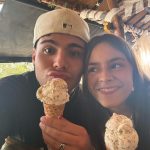 Sebastián Villalobos Instagram - En épocas como estas, quiero aprovechar para hablar de lo difícil que a veces es perdonar, pero lo mucho que vale la pena hacerlo. Hace un año, decidí buscar a mi papá después de casi 20 años sin tener ningún tipo de comunicación con él y es una decisión que siempre agradeceré haber tomado. Hoy tengo el corazón más tranquilo, lleno y más feliz. Tengo dos hermanos más (ella, la princesa con los ojos más hermosos del mundo; él, con una voz y un talento mágico) y casi por primera vez sé lo que se siente tener un papá. Es un proceso largo y la verdad es que todavía estamos en él, pero le doy Gracias a Dios y gracias a la vida por darme este rayo de luz y esta recarga de amor. Todos los procesos son diferentes y lejos de querer que corran a buscar a esa persona que se fue de sus vidas, sí me gustaría que contemplaran EL PERDÓN y lo abrazaran con todas sus fuerzas . Por nadie más que por ustedes. Mereces no cargar con esos pesos que no te corresponden. Te abrazo y que ojalá estés teniendo un lindo día.