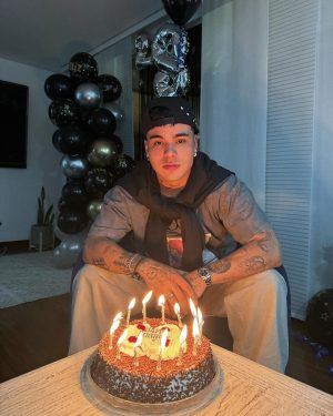 Sebastián Villalobos Instagram - Y LOS CUMPLÍ MUY FELIZ ☁️🩷✨🥳 tan agradecido con todos sus mensajes de cumpleaños y todo el amor que le han dado a #genuino ! quise en mi cumpleaños regalarles una parte de mí en forma de álbum, así que gracias también por todo el feedback.. leer sus comentarios sobre las canciones ha sido una actividad súper interesante! Gracias a cada persona que se con un mensaje, un gesto o simplemente con su energía.. influyó en que haya sido el día que fue! A mí no me gusta cumplir años (razón por la cual nunca organizo fiestas y así), pero este cumpleaños me gustó, por lo que les agradezco a todos los que hicieron que así fuera! ✨☁️👀 sigan escuchando el álbum completo que por ahí vienen los videosssss ✌🏼🎥! 28 BIEN VIVIDOS Y LA CELEBRACIÓN ITALIANA ME ESTÁ HACIENDO DAR COMO GANAS 🇮🇹 !!! 🥰