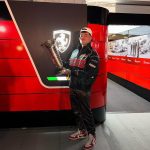 Sebastián Villalobos Instagram - 1. CHECO IN DA HOUSE 🇲🇽🔥 2. Posando con la copa 🏎️💨 (no sé cómo terminó en mis manos) 3. Corrí en la pista (a pequeña escala) gracias al equipo de @espndeportes 🥰🏁 (y perdí) 4. Vi la pista sola y no podía desaprovechar la oportunidad de tomarme una foto ahí ✌🏼 5. Llegando a la fiesta de @espn ✨ estuvo bueeeeeena 6. Me encontré con uno de mis jugadores de futbol favoritos! ⚽️🇸🇪 7. Tanta emoción necesita hidratación 😂 8. TUVE EL CONTROL DE CHARLES LECLERC EN MIS MANOS 🏁 9. EL PIT LINE Y OTRAS EXPERIENCIAS BRUTALES HACÍAN PARTE DEL PADDOCK GRACIAS A @ESPNDeportes 🫶🏼🥰 LOS AMOOO GRACIAS 10. RECAP. DE LOS MEJORES MOMENTOS DE MI EXPERIENCIA EN LA F1 LAS VEGAS CON @espndeportes ❤️‍🔥 #LasVegasGP #F1 #ESPNDEPORTESPARTNER #Ad Las Vegas, Nevada