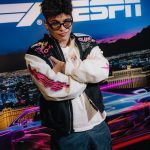 Sebastián Villalobos Instagram - 1. CHECO IN DA HOUSE 🇲🇽🔥 2. Posando con la copa 🏎️💨 (no sé cómo terminó en mis manos) 3. Corrí en la pista (a pequeña escala) gracias al equipo de @espndeportes 🥰🏁 (y perdí) 4. Vi la pista sola y no podía desaprovechar la oportunidad de tomarme una foto ahí ✌🏼 5. Llegando a la fiesta de @espn ✨ estuvo bueeeeeena 6. Me encontré con uno de mis jugadores de futbol favoritos! ⚽️🇸🇪 7. Tanta emoción necesita hidratación 😂 8. TUVE EL CONTROL DE CHARLES LECLERC EN MIS MANOS 🏁 9. EL PIT LINE Y OTRAS EXPERIENCIAS BRUTALES HACÍAN PARTE DEL PADDOCK GRACIAS A @ESPNDeportes 🫶🏼🥰 LOS AMOOO GRACIAS 10. RECAP. DE LOS MEJORES MOMENTOS DE MI EXPERIENCIA EN LA F1 LAS VEGAS CON @espndeportes ❤️‍🔥 #LasVegasGP #F1 #ESPNDEPORTESPARTNER #Ad Las Vegas, Nevada