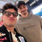 Sebastián Villalobos Instagram - 1. CHECO IN DA HOUSE 🇲🇽🔥 2. Posando con la copa 🏎️💨 (no sé cómo terminó en mis manos) 3. Corrí en la pista (a pequeña escala) gracias al equipo de @espndeportes 🥰🏁 (y perdí) 4. Vi la pista sola y no podía desaprovechar la oportunidad de tomarme una foto ahí ✌🏼 5. Llegando a la fiesta de @espn ✨ estuvo bueeeeeena 6. Me encontré con uno de mis jugadores de futbol favoritos! ⚽️🇸🇪 7. Tanta emoción necesita hidratación 😂 8. TUVE EL CONTROL DE CHARLES LECLERC EN MIS MANOS 🏁 9. EL PIT LINE Y OTRAS EXPERIENCIAS BRUTALES HACÍAN PARTE DEL PADDOCK GRACIAS A @ESPNDeportes 🫶🏼🥰 LOS AMOOO GRACIAS 10. RECAP. DE LOS MEJORES MOMENTOS DE MI EXPERIENCIA EN LA F1 LAS VEGAS CON @espndeportes ❤️‍🔥 #LasVegasGP #F1 #ESPNDEPORTESPARTNER #Ad Las Vegas, Nevada