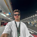 Sebastián Villalobos Instagram - 1. CHECO IN DA HOUSE 🇲🇽🔥 2. Posando con la copa 🏎️💨 (no sé cómo terminó en mis manos) 3. Corrí en la pista (a pequeña escala) gracias al equipo de @espndeportes 🥰🏁 (y perdí) 4. Vi la pista sola y no podía desaprovechar la oportunidad de tomarme una foto ahí ✌🏼 5. Llegando a la fiesta de @espn ✨ estuvo bueeeeeena 6. Me encontré con uno de mis jugadores de futbol favoritos! ⚽️🇸🇪 7. Tanta emoción necesita hidratación 😂 8. TUVE EL CONTROL DE CHARLES LECLERC EN MIS MANOS 🏁 9. EL PIT LINE Y OTRAS EXPERIENCIAS BRUTALES HACÍAN PARTE DEL PADDOCK GRACIAS A @ESPNDeportes 🫶🏼🥰 LOS AMOOO GRACIAS 10. RECAP. DE LOS MEJORES MOMENTOS DE MI EXPERIENCIA EN LA F1 LAS VEGAS CON @espndeportes ❤️‍🔥 #LasVegasGP #F1 #ESPNDEPORTESPARTNER #Ad Las Vegas, Nevada