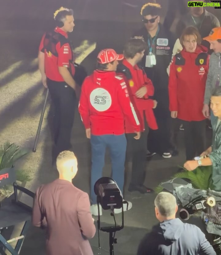 Sebastián Villalobos Instagram - 1. CHECO IN DA HOUSE 🇲🇽🔥 2. Posando con la copa 🏎️💨 (no sé cómo terminó en mis manos) 3. Corrí en la pista (a pequeña escala) gracias al equipo de @espndeportes 🥰🏁 (y perdí) 4. Vi la pista sola y no podía desaprovechar la oportunidad de tomarme una foto ahí ✌🏼 5. Llegando a la fiesta de @espn ✨ estuvo bueeeeeena 6. Me encontré con uno de mis jugadores de futbol favoritos! ⚽️🇸🇪 7. Tanta emoción necesita hidratación 😂 8. TUVE EL CONTROL DE CHARLES LECLERC EN MIS MANOS 🏁 9. EL PIT LINE Y OTRAS EXPERIENCIAS BRUTALES HACÍAN PARTE DEL PADDOCK GRACIAS A @ESPNDeportes 🫶🏼🥰 LOS AMOOO GRACIAS 10. RECAP. DE LOS MEJORES MOMENTOS DE MI EXPERIENCIA EN LA F1 LAS VEGAS CON @espndeportes ❤️‍🔥 #LasVegasGP #F1 #ESPNDEPORTESPARTNER #Ad Las Vegas, Nevada