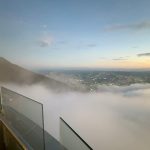 Sebastián Villalobos Instagram - Conocer este país ha sido verdaderamente un sueño cumplido. Desde niño escuché muchas historias sobre Venezuela, desde mi familia, que crearon en mí la ilusión de conocer algún día. Cuando la crisis comenzó, estas ganas de conocer empezar a verse un pilin perturbadas y ahora que el sol está empezando a brillar de nuevo, no podía perderme la oportunidad de venir a conocer y darme cuenta que las historias que escuchaba de niño se quedaron cortas al conocer la inmensidad y magia que tiene este país. Poco más de una semana llevo aquí y entre las borracheras con Anís, los “betas”, los “panas”, la “ladilla”, el toddy😍, la cachapa, los “rolitrancoemamagüevos”, el beisbol, la gente, las vistas, el “se presta”, lo que me muero por conocer que aún no conozco y la energía tan linda con la que me han recibido… no logro definir qué ha sido mi cosa favorita. Gracias, Venezuela 🇻🇪 un país que a pesar de todo, se levanta y sonríe, NOJODAAAA! QUÉ VIVA VENEZUELA EN ESA MIERDA CABALLERO 😂 (pd: quiero mi cédula) Caracas