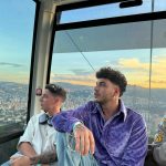Sebastián Villalobos Instagram - Conocer este país ha sido verdaderamente un sueño cumplido. Desde niño escuché muchas historias sobre Venezuela, desde mi familia, que crearon en mí la ilusión de conocer algún día. Cuando la crisis comenzó, estas ganas de conocer empezar a verse un pilin perturbadas y ahora que el sol está empezando a brillar de nuevo, no podía perderme la oportunidad de venir a conocer y darme cuenta que las historias que escuchaba de niño se quedaron cortas al conocer la inmensidad y magia que tiene este país. Poco más de una semana llevo aquí y entre las borracheras con Anís, los “betas”, los “panas”, la “ladilla”, el toddy😍, la cachapa, los “rolitrancoemamagüevos”, el beisbol, la gente, las vistas, el “se presta”, lo que me muero por conocer que aún no conozco y la energía tan linda con la que me han recibido… no logro definir qué ha sido mi cosa favorita. Gracias, Venezuela 🇻🇪 un país que a pesar de todo, se levanta y sonríe, NOJODAAAA! QUÉ VIVA VENEZUELA EN ESA MIERDA CABALLERO 😂 (pd: quiero mi cédula) Caracas