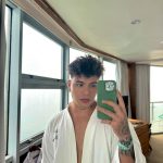 Sebastián Villalobos Instagram - Conocer este país ha sido verdaderamente un sueño cumplido. Desde niño escuché muchas historias sobre Venezuela, desde mi familia, que crearon en mí la ilusión de conocer algún día. Cuando la crisis comenzó, estas ganas de conocer empezar a verse un pilin perturbadas y ahora que el sol está empezando a brillar de nuevo, no podía perderme la oportunidad de venir a conocer y darme cuenta que las historias que escuchaba de niño se quedaron cortas al conocer la inmensidad y magia que tiene este país. Poco más de una semana llevo aquí y entre las borracheras con Anís, los “betas”, los “panas”, la “ladilla”, el toddy😍, la cachapa, los “rolitrancoemamagüevos”, el beisbol, la gente, las vistas, el “se presta”, lo que me muero por conocer que aún no conozco y la energía tan linda con la que me han recibido… no logro definir qué ha sido mi cosa favorita. Gracias, Venezuela 🇻🇪 un país que a pesar de todo, se levanta y sonríe, NOJODAAAA! QUÉ VIVA VENEZUELA EN ESA MIERDA CABALLERO 😂 (pd: quiero mi cédula) Caracas