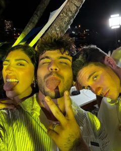 Sebastián Villalobos Instagram - 1. un tipo serio en Margarita 2. el mismo tipo pero no tan serio 3. dominó y agüita e coco 4. unos betas burda e panas 5. genuinamente perdido en la belleza de este país 6. qué vivan los novios, nojodaaaa 🤵🏻‍♂️👰🏽‍♀️ 7. en alta como el dron 8. wedding breakers 9. un beboteo serio 10. no me acuerdo en qué momento se tomó esa foto Isla Margarita